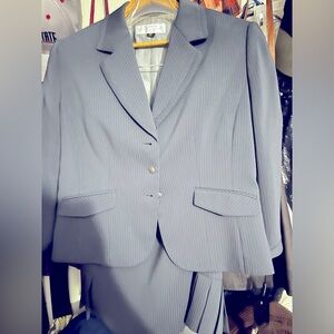 NWT’s Tahari 2 pc suit blue pin strip jacket and skirt. Never worn.